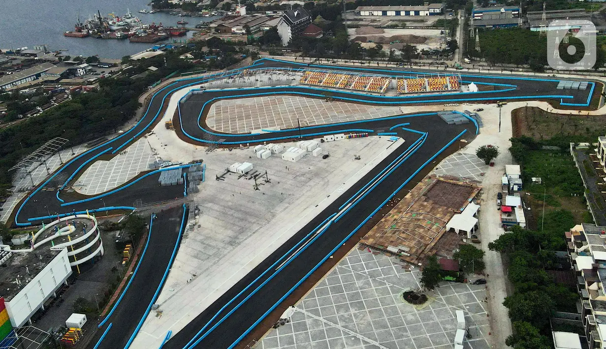 Foto udara memperlihatkan Jakarta International E-Prix Circuit di kawasan Ancol, Jakarta, Selasa (17/5/2022). Federation Internationale de Automobile (FIA) Formula E Jakarta E-Prix menyatakan ajang balap mobil listrik pada 4 Juni mendatang diharapkan mampu memberi kontribusi positif terhadap kebangkitan ekonomi pascapandemi COVID-19 yang bakal dirasakan pelaku usaha dan masyarakat melalui Jakarta E-Prix. (Liputan6.com/Herman Zakharia)