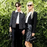Tak sendirian, Kristen Stewart juga hadir bersama tunangannya, Dylan Meyer. Meyer tampil dalam balutan blus putih, rok kulit hitam, jaket cropped, dan tas Chanel. [@justjared]