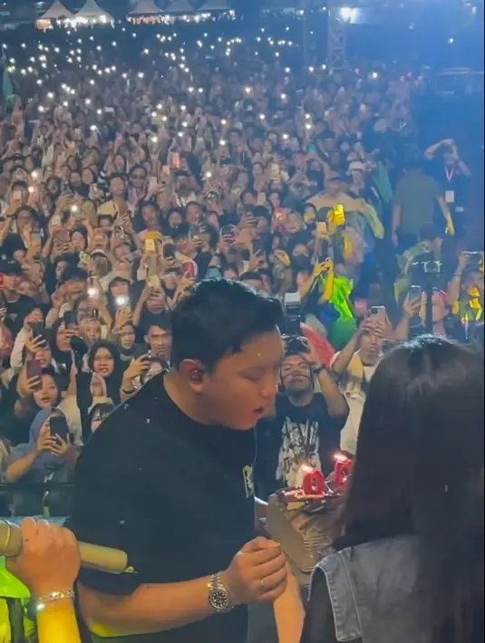 "10 Desember🤍 Pokoknya doa yang terbaik buat sayang @denny_caknan Jadi bapak yg hebat buat anak anak 🙂," tulis bellabonita_r.a sebagai caption videonya. [Instagram/bellabonita_r.a]