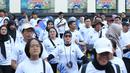 Para peserta terlebih dahulu melakukan pemanasan sebelum acara fun walk dalam rangka peringatan Hari Kekayaan Intelektual Sedunia 2026 yang berlangsung di Sarinah, Jakarta Pusat pada Minggu (26/4/2026). (Bola.com/Abdul Aziz)