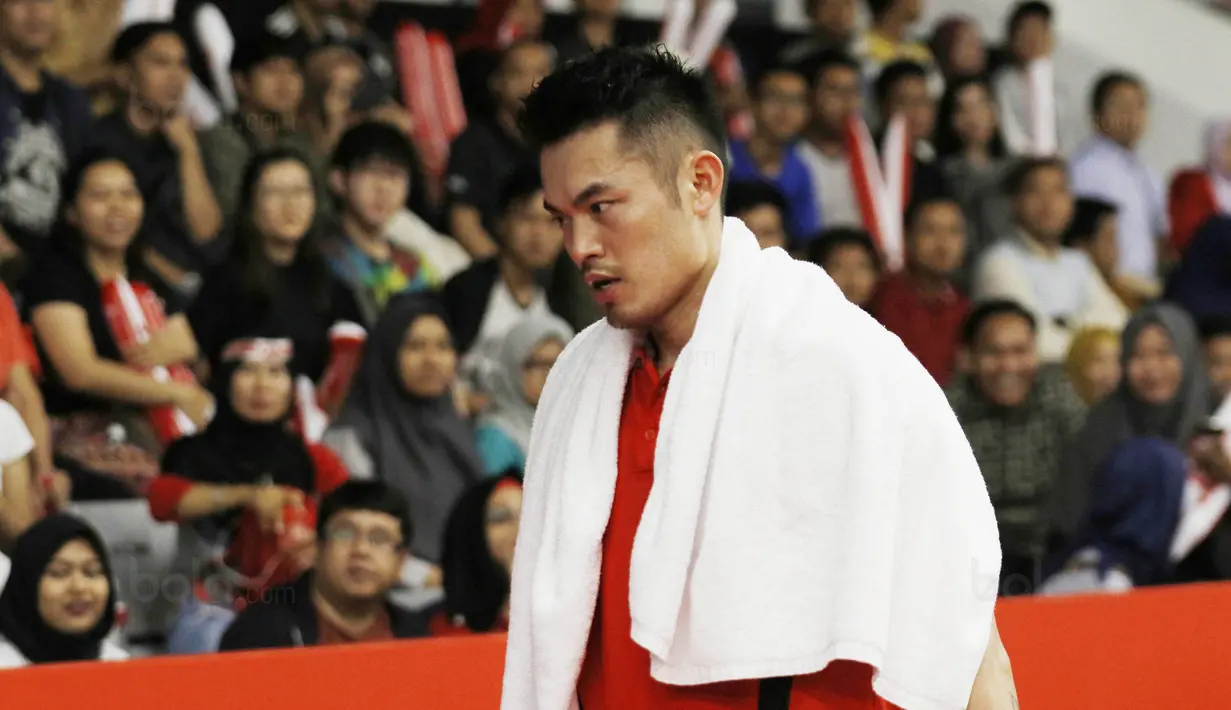 Tunggal putera Cina, Lin Dan, meninggalkan lapangan usai disingkirikan wakil Thailand, Kantaphon Wangcharoen, pada laga Indonesia Masters 2018 di Istora Senayan, Rabu (24/1/2018). Lin Dan takluk 21-15 21-19. (Bola.com/M Iqbal Ichsan)