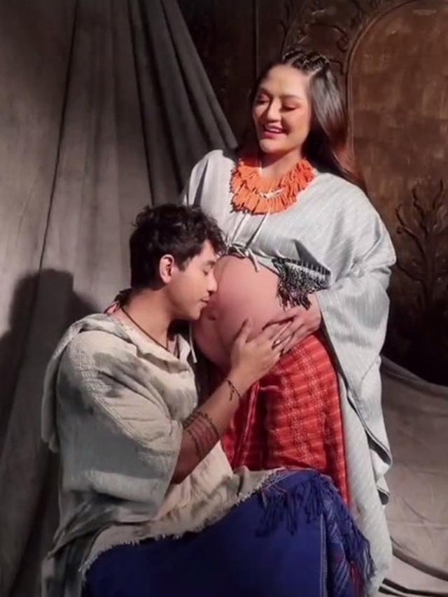 8 Potret Siti Bardiah dan Krisjiana saat Jalani Maternity Shoot, Tampil Mesra