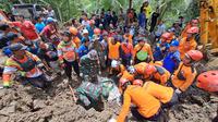 Tim SAR gabungan mengevakuasi korban tanah longsor di Desa Jemur, Kecamatan Pejagoan, Kabupaten Kebumen, Minggu (10/11/2023). Korban ditemukan meninggal dunia dalam posisi berpelukan.