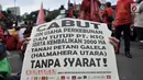 Pengunjuk rasa menunjukkan poster saat aksi Peringatan 20 Tahun Reformasi di depan Istana Merdeka, Jakarta, Minggu (20/5). Mereka menyerukan berbagai tuntutan, antara lain mewujudkan demokrasi yang lebih adil dan jujur. (Merdeka.com/Iqbal S Nugroho)
