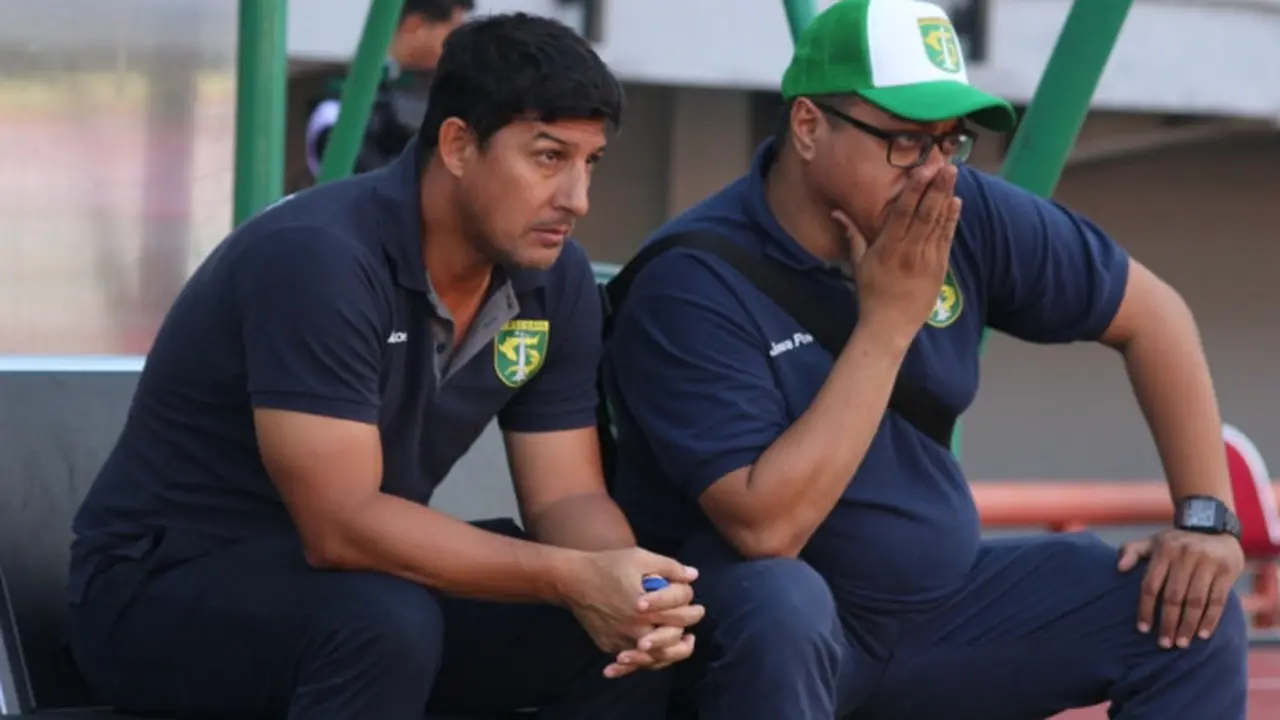 Pelatih Persebaya Surabaya Alfredo Vera dan Chairul Basalamah (Dimas Angga P/Liputan6.com)