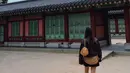 <p>Raisa mengunjungi salah satu bangunan tradisional di Korea Selatan. Sepertinya ini merupakan salah satu istana peninggalan Joseon yang terkenal di Seoul sebagai salah satu destinasi wisata. (Foto: Instagram/ raisa6690)</p>