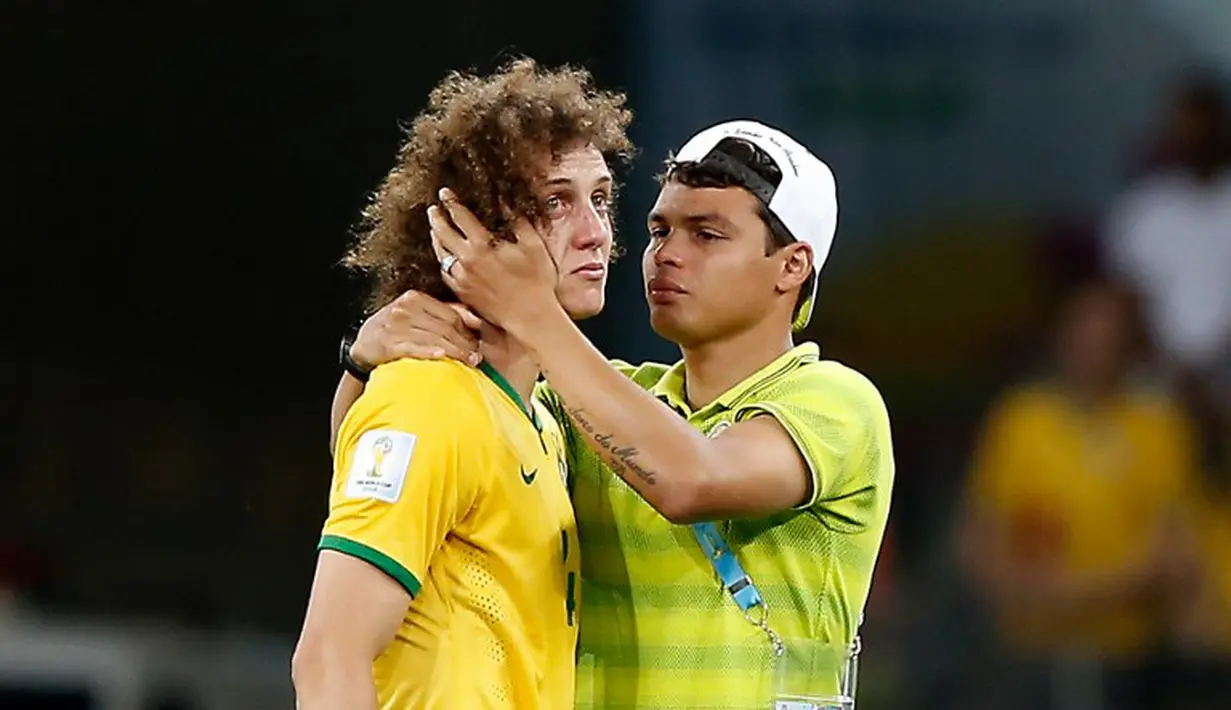Thiago Silva mencoba menenangkan David Luiz usai kekalahan Brasil lawan Jerman di Mineirao Stadium, Belo Horizonte, Brasil, Rabu (9/7/2014) (AFP PHOTO / ADRIAN DENNIS)
