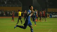 Pemain belakang Persib Bandung, Ahmad Jufriyanto berlari usai mencetak gol penentu kemenangan atas Persipura Jayapura dan menjadi kampiun ISL 2014 di Stadion Gelora Sriwijaya, Palembang, (7/11/2014). (Liputan6.com/Helmi Fithriansyah)