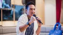 Sejumlah selebritas diundang dalam konten ini dari Cinta Laura, Ibnu Jamil, hingga Andien. Syuting Sweat and Chat menggunakan kamera ponsel pintar. Menurut bintang film A Man Called Ahok, ada untungnya syuting dengan gadget. “Keuntungan ketika kita syuting pakai ponsel, enggak dicegat sama sekuriti. Dulu zaman bawa kamera gede, sekuriti suka ngejar-ngejar. Habis itu kita di tengah syuting disetop sama sekuriti. (Mereka tanya) sudah ada izin belum?” ujarnya lalu tertawa. (Foto: Atas Perkenan Glenn Franklin)