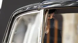 Kate Middletone, Duchess of Cambridge berada di dalam mobil saat menghadiri acara pemakaman Pangeran Philip di kastil Windsor, Inggris (17/4/2021). Pangeran Philip meninggal 9 April pada usia 99 tahun setelah 73 tahun menikah dengan Ratu Inggris Elizabeth II. (Alastair Grant/Pool via AP)