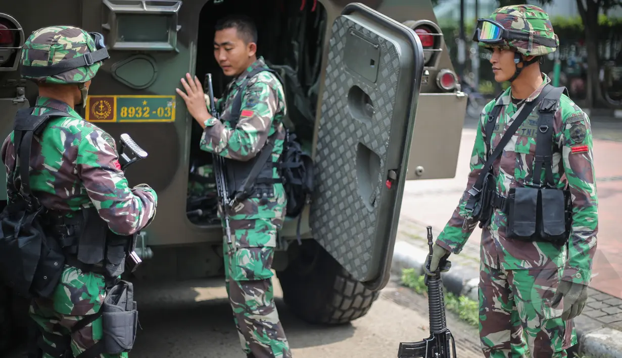Sejumlah Anggota TNI Yonif Mekanik 201 Kodam Jaya bersiap untuk berjaga dalam rangka pengamanan KAA di Kawasan Bundaran HI, Jakarta, Selasa (14/4/2015). KAA ke-60 akan berlangsung pada 18-24 April 2015 di Jakarta dan Bandung. (Liputan6.com/Faizal Fanani)
