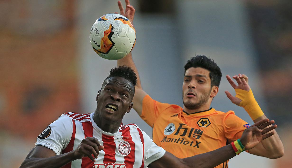 Striker Wolverhampton Wanderers, Raul Jimenez, berebut bola dengan bek Olympiacos, Cisse Abdou, pada laga leg kedua babak 16 besar Liga Europa 2019/2020 di Molineux Stadium, Jumat (7/8/2020) dini hari WIB. Wolverhampton menang 1-0 atas Olympiacos. (AFP/Lindsey Parnaby)