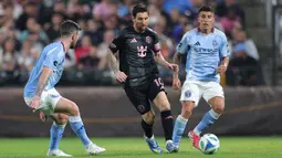 Messi sebenarnya bisa mencatatkan namanya sebagai pencetak hattrick melalui tendangan penalti pada menit ke-83 karena dirinya memiliki kewenangan sebagai kapten The Herons. (AFP/Getty Images/Dustin Satloff)