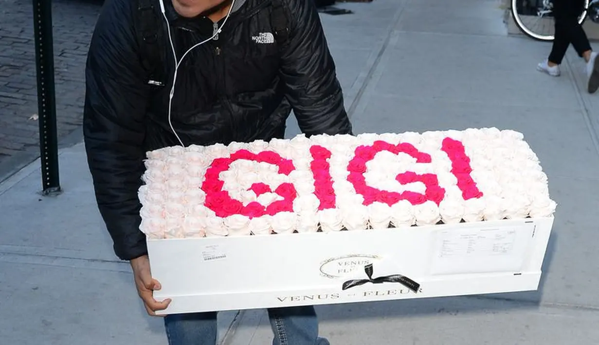 Rangkaian bunga yang membentuk tulisan Gigi pun hadir dan membuat pesta semakin cantik. (Getty Images/Cosmpolitan)