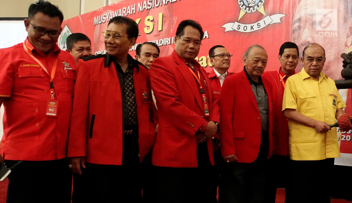 Ketua DPP Partai Golkar Bidang Organisasi Keanggotaan dan Daerah Freddy Latumahina (kanan) bersama Ketua Dewan Pembina SOKSI Oetojo Oesman, Plt Ketua Umum SOKSI Ali Wongso Sinaga saat Munas SOKSI ke-X di Jakarta (11/10). (Liputan6.com/JohanTallo)