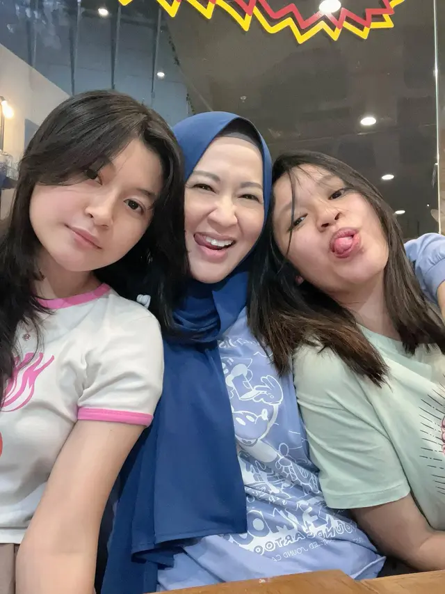Jalani Perceraian, Ini 7 Potret Okie Agustina Bareng Keempat Buah Hatinya