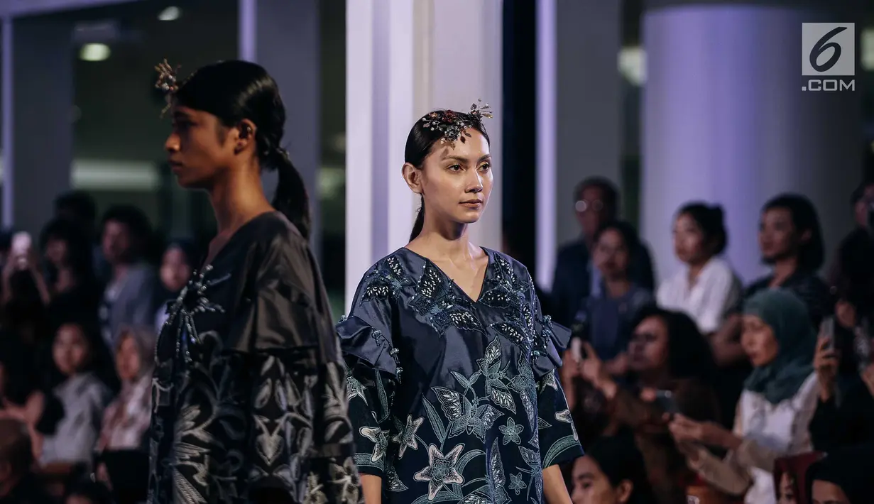 Para model saat mengenakan busana rancangan Iwan Tirta Private Collection x Mel Ahyar dalam acara Fashion Nation 2018 di Senayan City, Jakarta, Rabu (18/4). (Liputan6.com/Faizal Fanani)