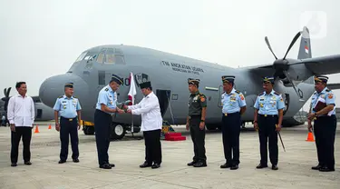 Menteri Pertahanan (Menhan) Prabowo Subianto (keempat kiri) saat serah terima Pesawat C-130J Super Hercules A-1340 kepada Kepala Staf Angkatan Udara (KSAU) Marsekal TNI Fadjar Prasetyo di Lanud Halim Perdanakusuma, Jakarta Timur, Kamis (6/7/2023). (Liputan6.com/Faizal Fanani)