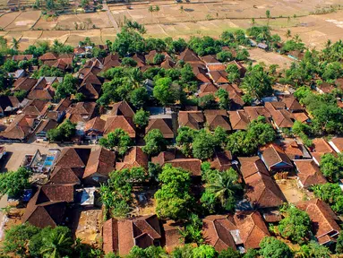 Pemandangan dari udara sejumlah rumah yang akan terkena dampak penggenangan Waduk Jatigede di Desa Cipaku, Sumedang, Jawa Barat, Senin (31/8/2015). Beberapa warga masih ada yang bertahan karena belum tuntasnya soal ganti rugi. (Liputan6.com/Faizal Fanani)