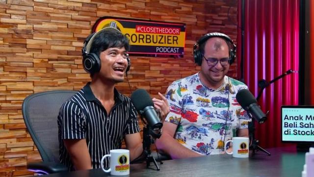 Ragil Mahardika bersama pasangan sejenisnya, Frederick Vollert, saat tampil di podcast Deddy Corbuzier (https://www.instagram.com/p/CdPuxRaL9FU/)