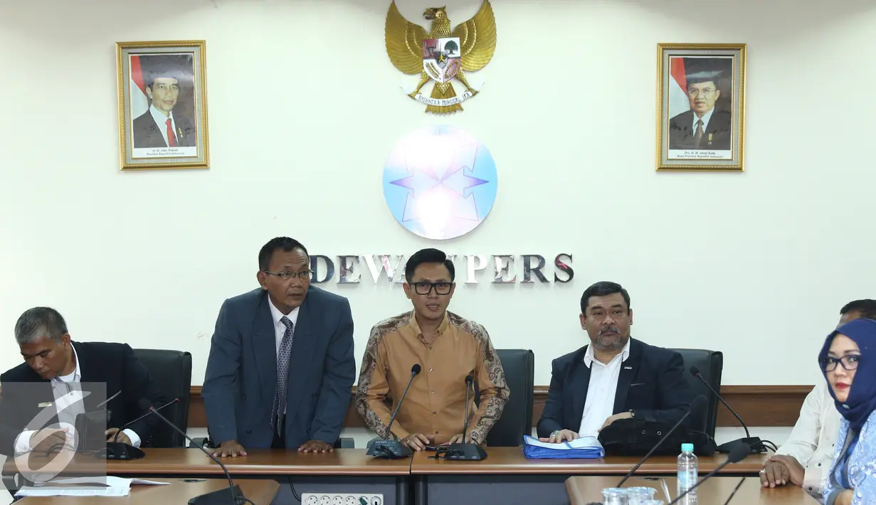 Eko Patrio memberikan keterangan pers bersama Dewan Pers terkait pemberitaan tidak benar tentang Eko Patrio, Jakarta, Rabu (21/12). (Liputan6.com/Herman Zakharia)