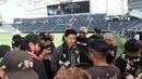 Pemain baru Los Angeles Lakers, Son Heung-min berinteraksi dengan fans yang tergabung dalam The 3252 saat acara konferensi pers di BMO Stadium, Los Angeles, Amerika, Rabu (06/08/2025) waktu setempat. (AFP/Getty Images/Kevork Djansezian)