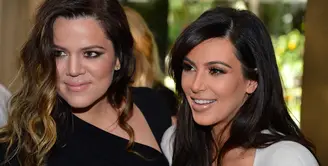 Usai berminggu-minggu keluarga Kardashian bungkam, Kim pun buka suara soal Khloe Kardashian yan diselingkuhi saat hamil. (Huffington Post)