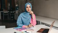 Ilustrasi Islami, muslimah, menulis puisi. (Photo created by marymarkevich on www.freepik.com)