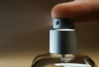 Ilustrasi penyemprotan parfum (sumber foto: pexels.com/Tima Miroshnichenko)