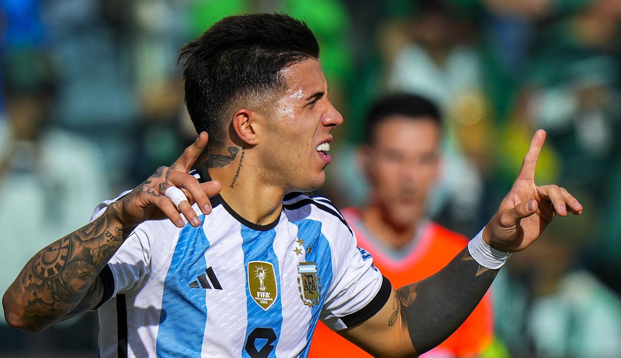 Selebrasi gelandang Timnas Argentina, Enzo Fernandez setelah mencetak gol pertama timnya ke gawang Timnas Bolivia pada laga lanjutan Kualifikasi Piala Dunia 2026 zona Conmebol di La Paz Stadium, Bolivia, Rabu (13/9/2023) dini hari WIB. (AP Photo/Juan Karita)