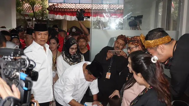 Pasangan Tubagus Hasanuddin dan Anton Charliyan mendaftar ke KPUD Jabar