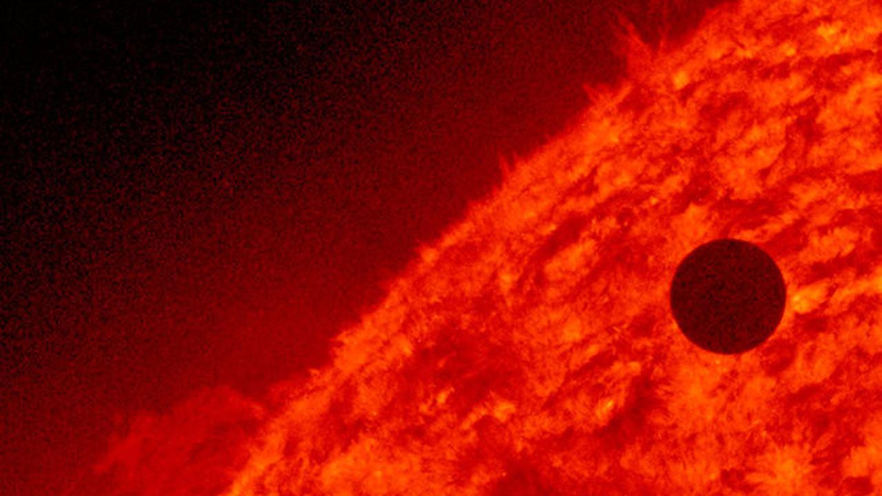 Venus ketika transit di dekat matahari