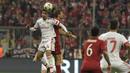 Bek Benfica, Victor Lindelof, duel udara dengan gelandang Bayern Munchen, Thomas Mueller pada Perempat final Liga CHampions di Allianz Arena, Munich (5/4/2016). (AFP/Tobias Schwarz)