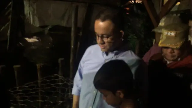 Anies Baswedan mengajak putranya periksa tanggul jebol.