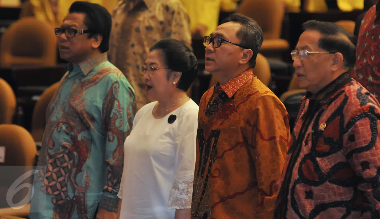 Presiden ke-5 RI Megawati Soekarnoputri didampingi Ketua MPR Zulkifli Hasan (kedua kanan) dan Wakil Ketua MPR Oesman Sapta Odang menghadiri seminar nasional kebangsaan di Kompleks Parlemen, Senayan, Jakarta, Selasa (18/8). (Liputan6.com/Herman Zakharia)