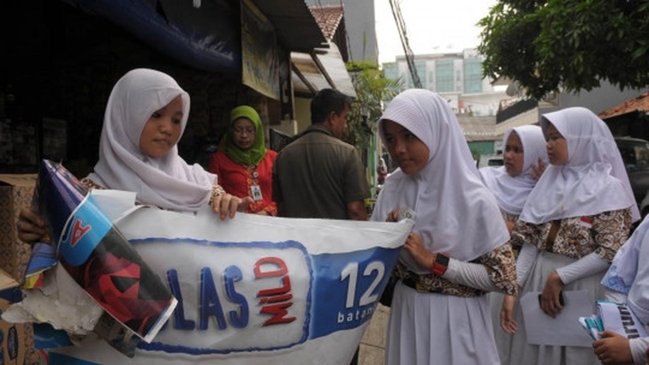 Aksi pelajar turunkan spanduk iklan rokok di warung dekat sekolah