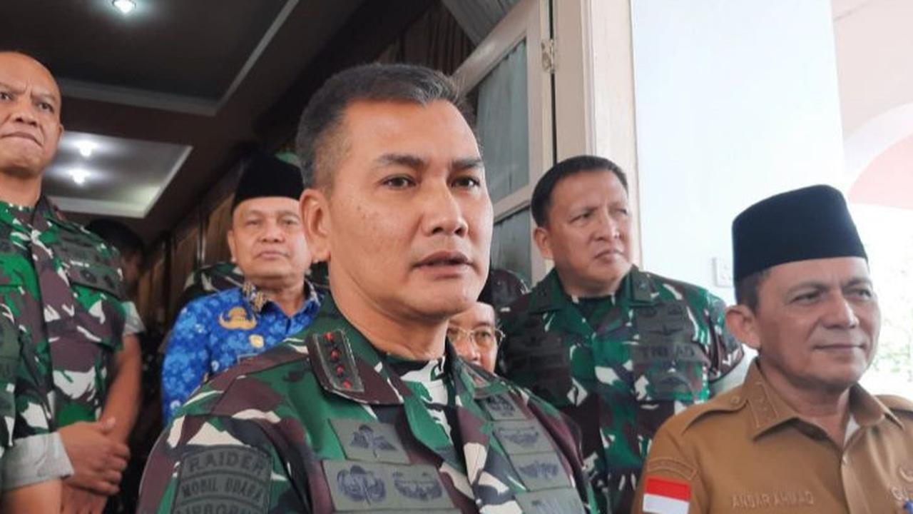 Potret Letjen TNI Kunto Arief Wibowo Terbang ke Kalbar Bareng Anak Buah, Ada Momen Salat Sambil Duduk