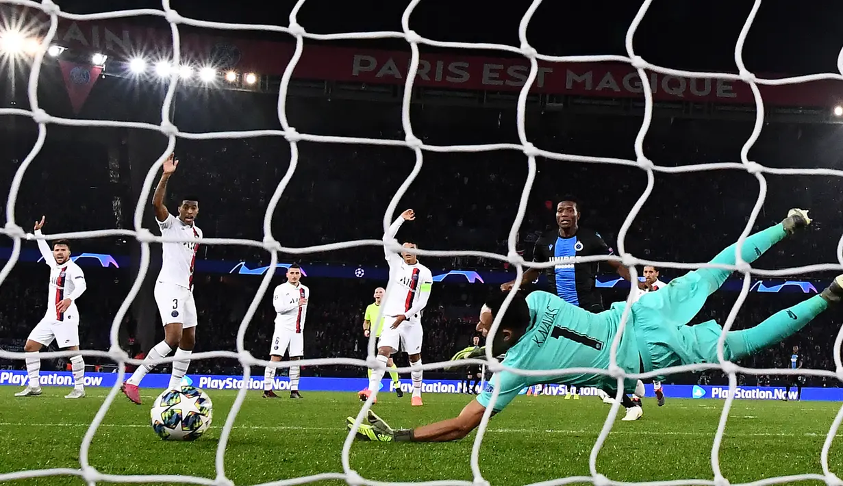 Kiper Paris Saint-Germain, Keylor Navas (jersey hijau) melakukan penyelamatan saat bertanding melawan Club Brugge pada pertandingan Grup A Liga Champions di stadion Parc des Princes di Paris (6/11/2019). PSG menang 1-0 atas Club Brugge dan melaju ke babak 16 besar. (AFP Photo/Franck Fife)