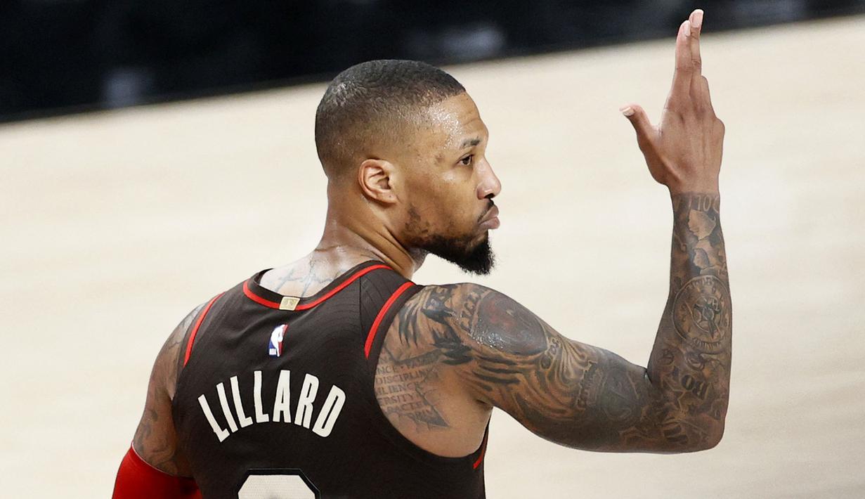 Penghargaan rekan setim ideal atau Twyman-Stokes Teammate of the Year dinobatkan kepada guard Portland Trail Blazers, Damian Lillard. (Foto: Getty Images via AFP/Steph Chambers)