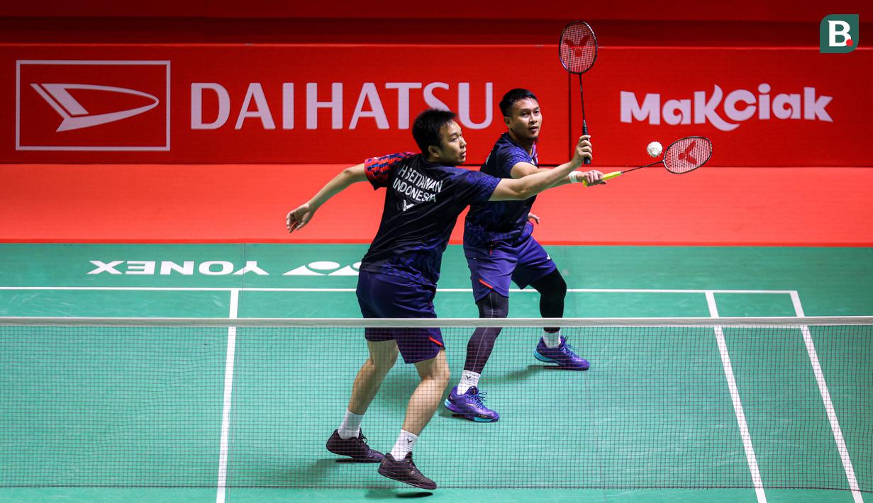 Ganda putra Indonesia, Hendra Setiawan/Mohammad Ahsan saat melawan wakil Taiwan, Chiang Chien-Wei/Wu Hsuan-Yi pada babak 32 besar Indonesia Masters 2025 di Istora Senayan, Jakarta, Selasa (21/1/2025) sore WIB. (Bola.com/Bagas lazuardi)