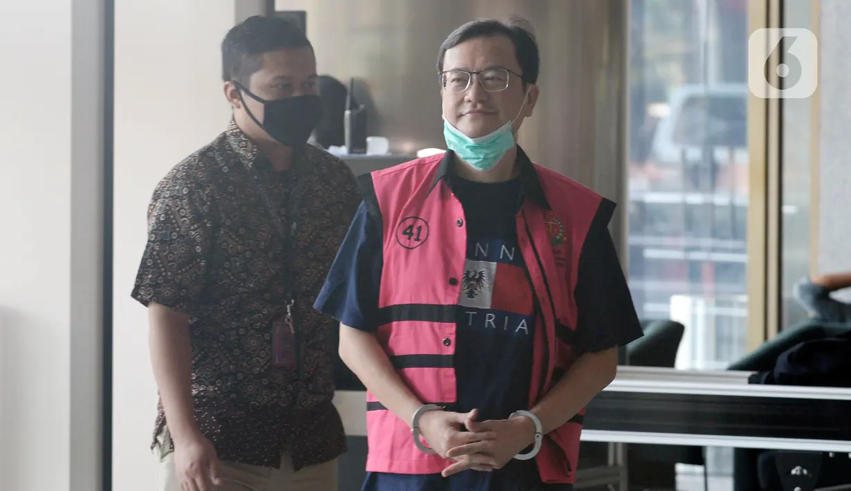 Komisaris PT Hanson International Tbk Benny Tjokrosaputro memasuki Gedung KPK untuk menjalani pemeriksaan oleh penyidik Kejaksaan Agung di Jakarta, Kamis (19/3/2020). Benny Tjokrosaputro diperiksa sebagai saksi kasus dugaan korupsi di PT Asuransi Jiwasraya (Persero). (merdeka.com/Dwi Narwoko)