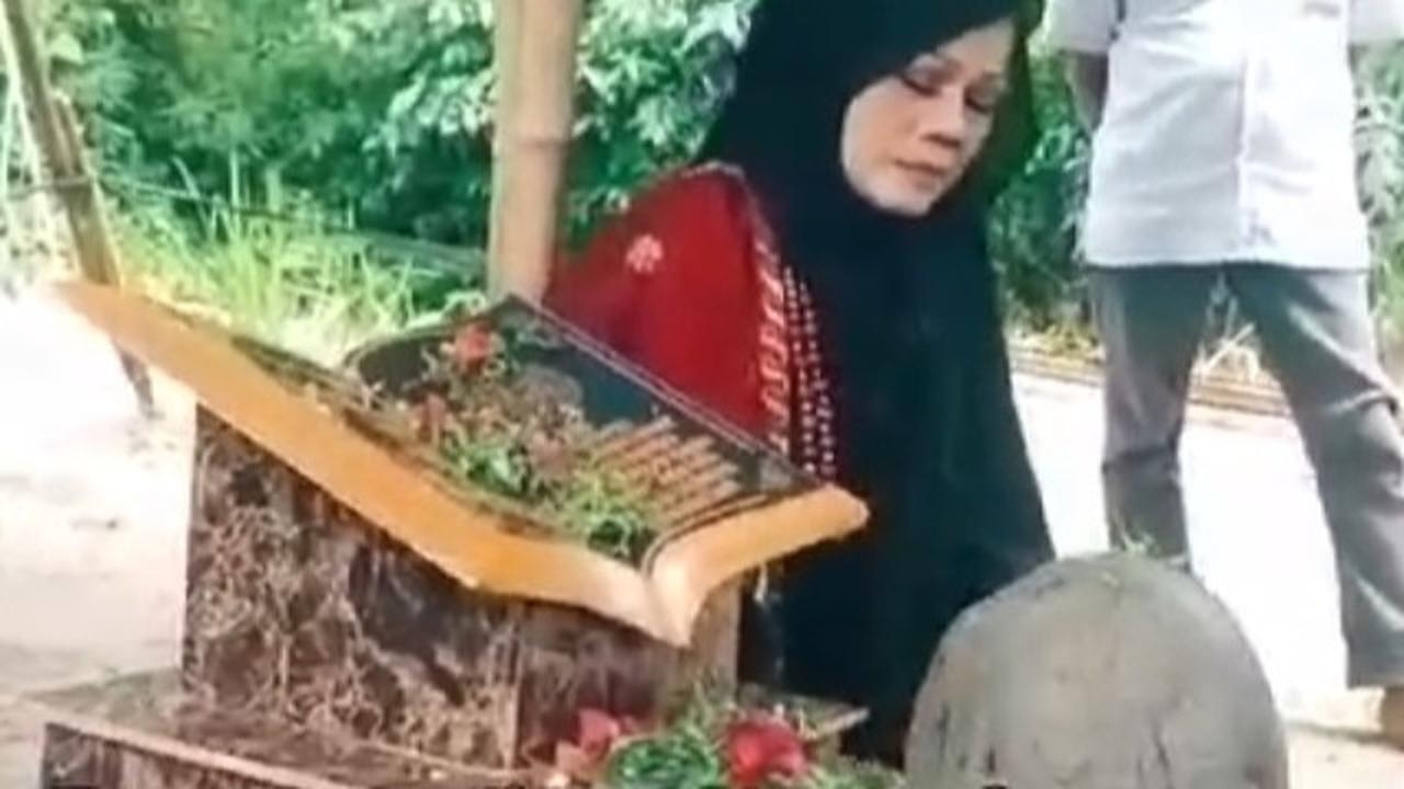 Heboh Penyanyi Minang Syuting Video Klip di Makam Nia Kurnia Sari, Pihak Keluarga Buka Suara