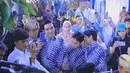 Menariknya, personel Kangen Band yang sudah bersama sejak 2005 itu mengenakan baju batik yang kompak. Warna batik sengaja disamakan biru saat berpose bareng Andika dan dokter Ayu Kartika.  (Liputan6.com/IG/@dodhyofficial)