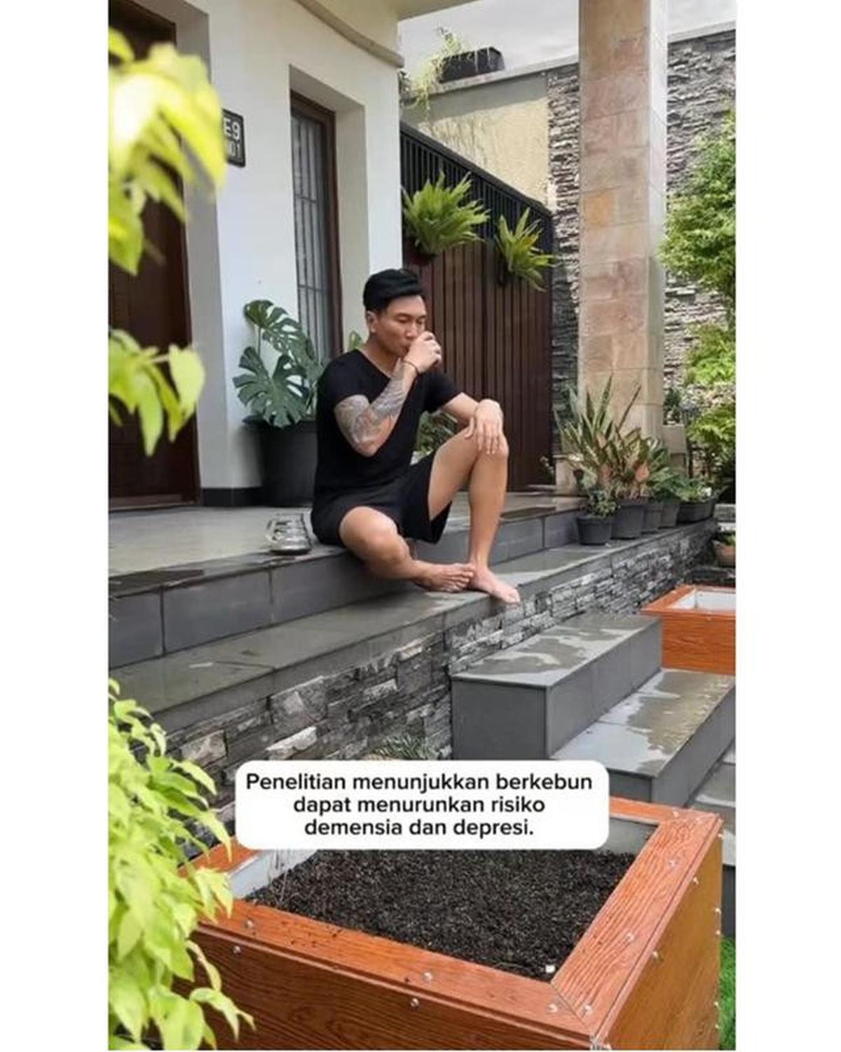 7 Potret Teras Depan Rumah Anji, Halaman Dipakai Berkebun dan Budidaya Sirih China