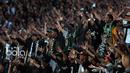 Aksi Brigata Curva Sud mendukung timnya berlaga di Stadion Maguwoharjo, Sleman. Sabtu (4/2/2017). (Photo/Nicklas Hanoatubun)