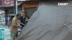 Warga di sekitar TPS 004  Jati Baru Raya, Tanah Abang harus bersabar. Tenda yang akan digunakan untuk pemilihan suara roboh akibat korsleting listrik.