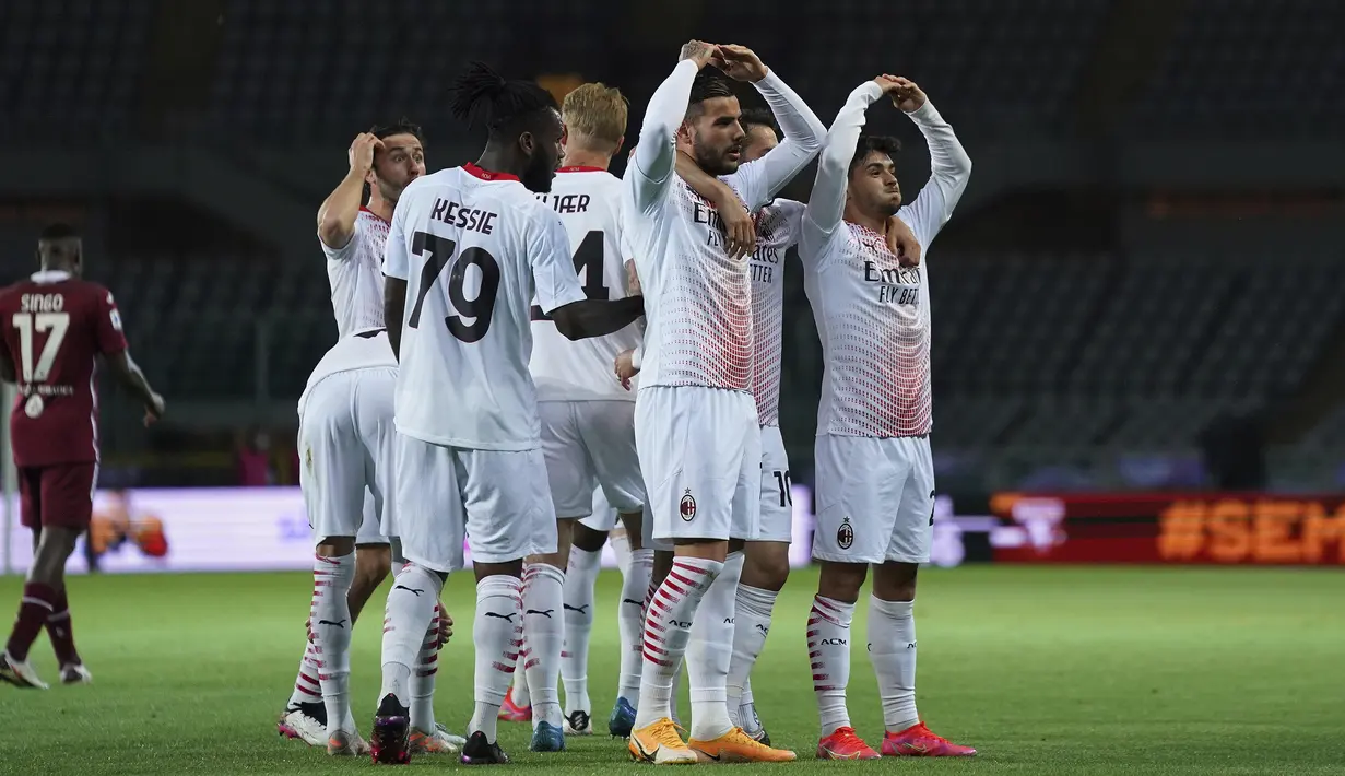 Para pemain AC Milan merayakan gol pertama ke gawang Torino yang dicetak bek Theo Hernandez dalam laga lanjutan Liga Italia 2020/2021 pekan ke-36 di Olympic Stadium, Turin, Rabu (12/5/2021). AC Milan menang 7-0 atas Torino. (LaPresse via AP/Spada)