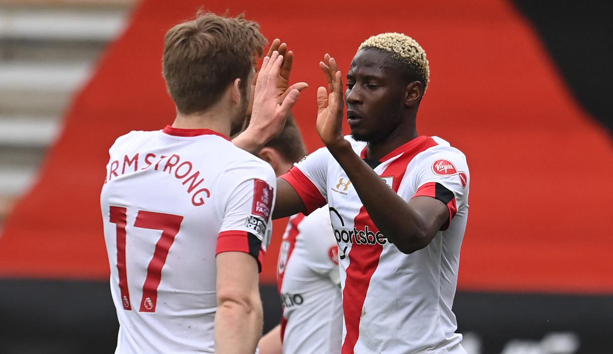 Moussa Djenepo. Striker asal Mali berusia 23 tahun ini telah memperkuat Southampton sejak musim 2019/2020. Ia telah memperkuat The Saints dalam 52 laga dengan mencetak 3 gol dan 2 assist. Bersama Mali mengoleksi 17 caps dan mencetak 2 gol. (Foto: AFP/Glyn Kirk)