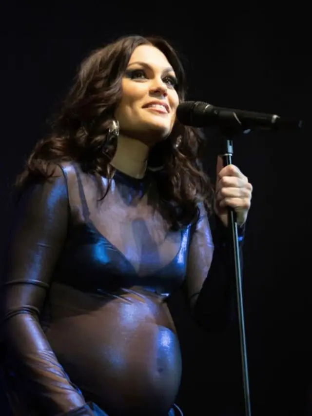 Jessie J saat memamerkan baby bump