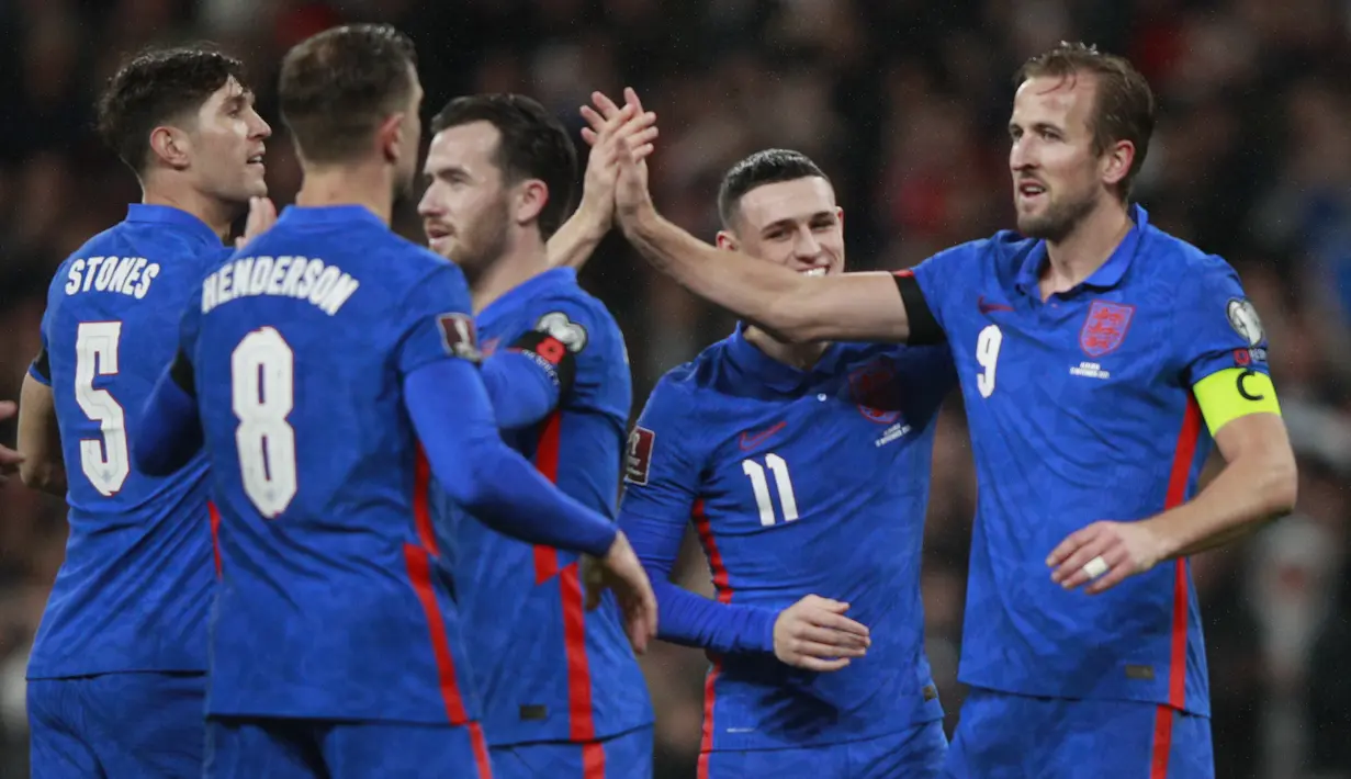 Penyerang Inggris, Harry Kane (kedua kanan) berselebrasi usai mencetak ke gawang Albania pada pertandingan Grup I kualifikasi Piala Dunia 2022 di stadion Wembley di London, Sabtu (13/11/2021). Harry Kane mencetak hattrick dan mengantar Inggris menang atas Albania 5-0. (AP Photo/Ian Walton)
